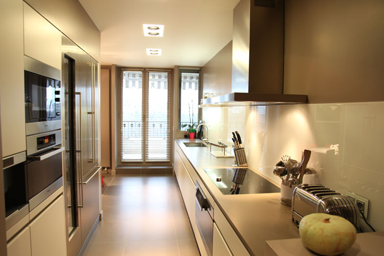 Conçue par Kourosh Mohsenipour, architecte, et réalisée par Cuisines Charles Bigant. Photos www.inspirationcuisine.com Cuisine couloir